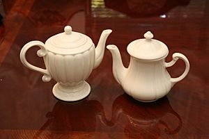 Archivo:Two teapots