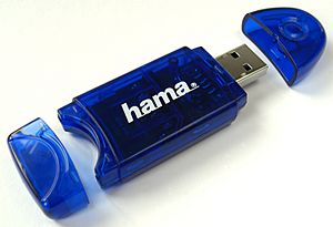 Archivo:USB Flash Drive and Card Reader