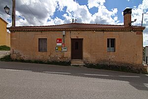 Archivo:Villalvilla de Montejo, correos y botiquín
