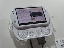 Archivo:White PSP Go