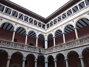 Archivo:356 Col·legi de Sant Jaume i Sant Maties (Tortosa), galeries superiors del pati