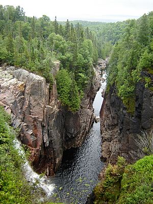 Archivo:Agawa Falls Lake Superior (3347965304)