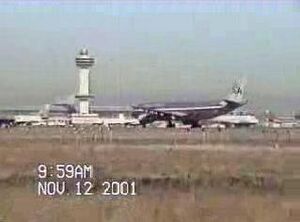 Archivo:American Airlines 587 taxiing at NYC