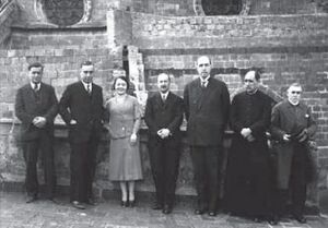 Archivo:Aurea con otros compañeros del Archivo Histórico de la Corona de Aragón