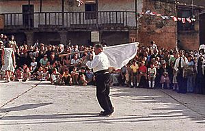 Archivo:Baile de la bandera en Mieza de la Ribera, 1984
