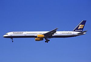 Archivo:Boeing 757-308, Icelandair AN0257029