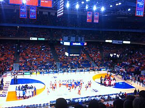 Archivo:Boise State vs New Mexico Lobos men's basketball, Taco Bell Arena Interior 2013