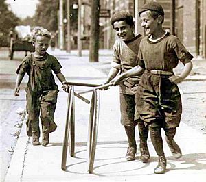 Archivo:Boys with hoops on Chesnut Street