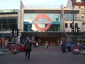 Archivo:Brixton tube station entrance