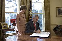 Archivo:Bush signs Ryan White modernization