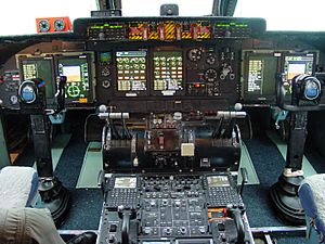 Archivo:C-5M Cockpit