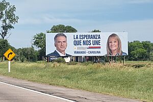 Archivo:Cartelería política del FA en ruta - Elecciones Uruguay 2024