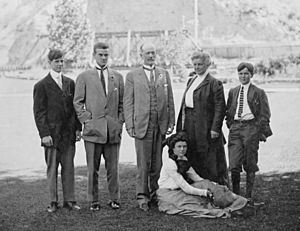 Archivo:Charles Doolittle Walcott and family at "Olmsted," Provo, Utah
