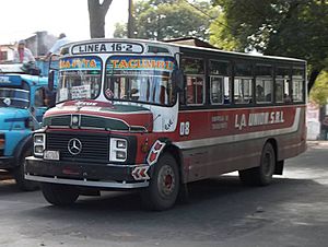 Archivo:Colectivo de la línea 16-2, una de las líneas de ómnibus que transitan por Tacumbú.