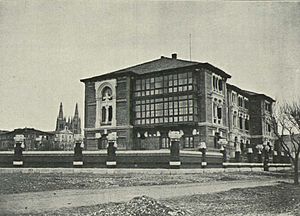 Archivo:Colegio para Niñas, de Religiosas Francesas del Niño Jesús, Burgos, fachada lateral, Arquitectura y Construcción, julio de 1904 (cropped)
