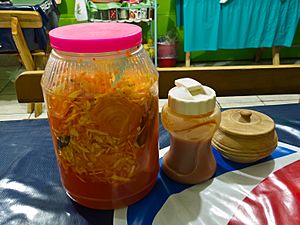 Archivo:Condiments for Pupusas in El Salvador 2012