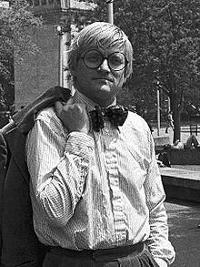 David Hockney in Washington Square Park (1977).jpg
