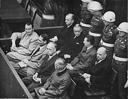 Archivo:Defendants in the dock at the Nuremberg Trials