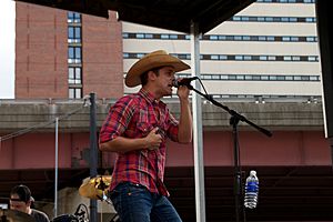 Archivo:Dustin Lynch