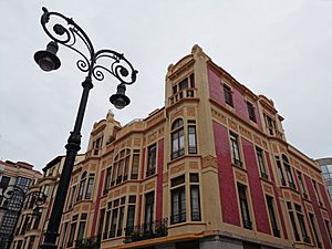 Archivo:Edificio paseo de Begoña, 5 con calle Casimiro Velasco, Gijón