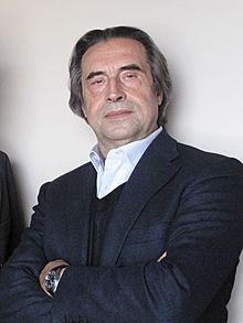 Embajador Wayne asiste a la clase magistral impartida por el Maestro Riccardo Muti (cropped).jpg