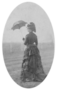 Archivo:Empress Eugénie of the French holding a small parasol