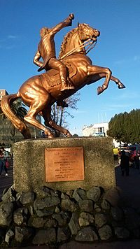 Archivo:Estatua de Bernardo Ohíggins