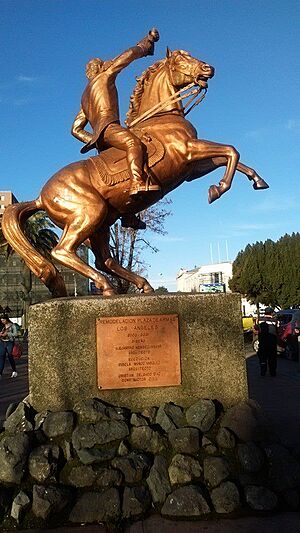 Archivo:Estatua de Bernardo Ohíggins
