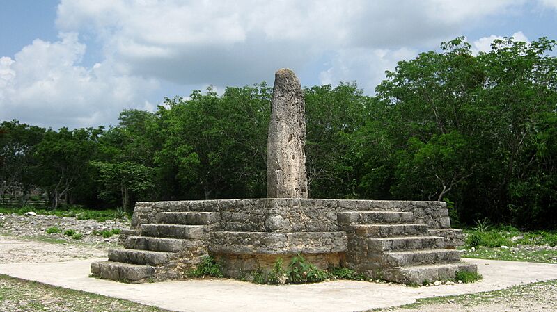 Estela en Dzibilchaltún, Yucatán