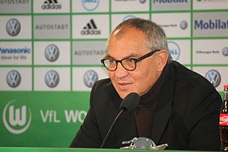 Felix Magath bei einer Pressekonferenz des VfL Wolfsburg.JPG