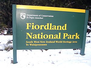 Archivo:Fjordland National Park sign