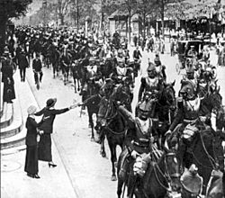 Archivo:French heavy cavalry Paris August 1914