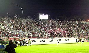 Archivo:Hinchada-Estudiantes-Montevideo-09