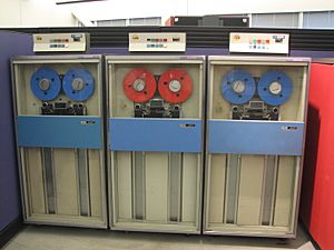 Archivo:IBM System 360 tape drives