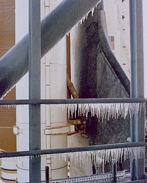 Archivo:Icicles on the Launch Tower - GPN-2000-001348