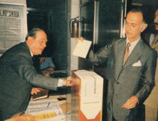 Archivo:José Alfredo Martínez de Hoz votando en las elecciones de 1983
