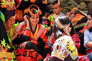 Archivo:Kalash women traditional clothing