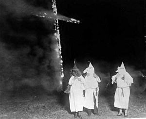 Archivo:Ku Klux Klan members and a burning cross, Denver, Colorado, 1921