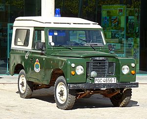 Archivo:Land-Rover Santana 88 Guardia Civil