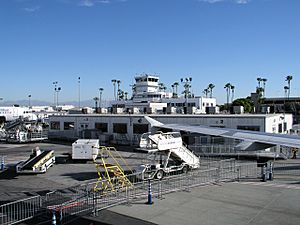 Archivo:Long-Beach-airport-terminal