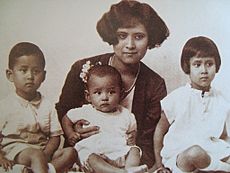 Archivo:Mom Sangwal and children