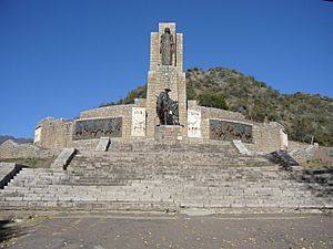 Archivo:Monumento del Manzano Histórico, Tunuyán