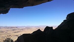 Archivo:Mountain cave view of a rural setting in Lesotho