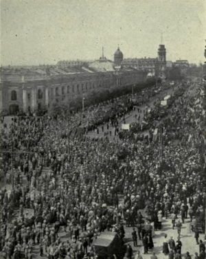 Archivo:Muchedumbre-levantamiento-bolchevique--insiderussianrev00dorrrich