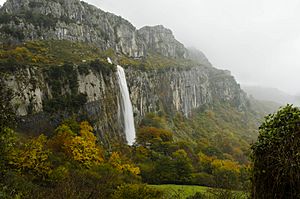 Archivo:Nacimiento del río Asón (Cantabria)