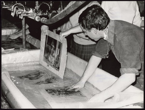 Archivo:National Library manuscripts being washed in Florence after the 1966 flood of the Arno - UNESCO - PHOTO 0000001407 0001f
