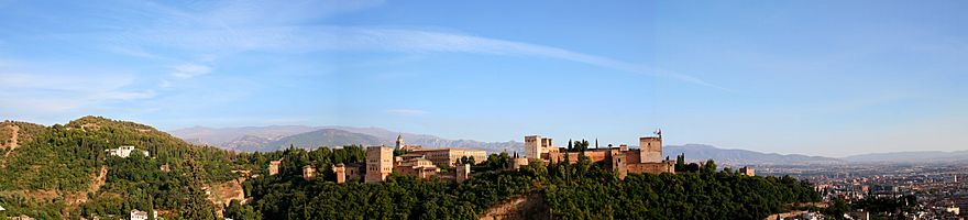 Archivo:Panorámica Alhambra y Sierra Nevada de fondo