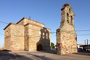 Archivo:Pelabravo, Espadaña e Iglesia de San Juan Bautista