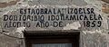 Piedra tallada sobre una ventana en Albares de la Ribera