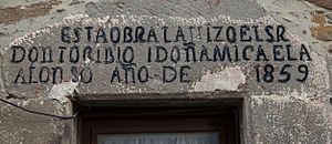 Archivo:Piedra tallada sobre una ventana en Albares de la Ribera